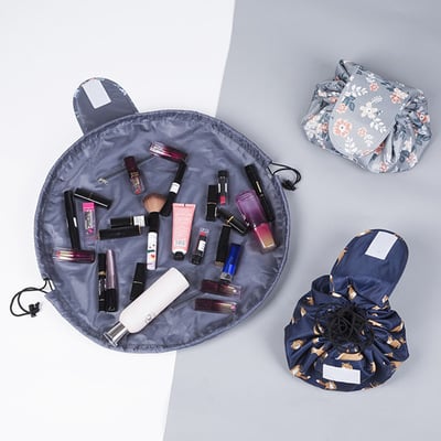 Damen Kosmetiktasche Mit Kordelzug Flach Ausbreiten Zeigt Beauty-Produkt