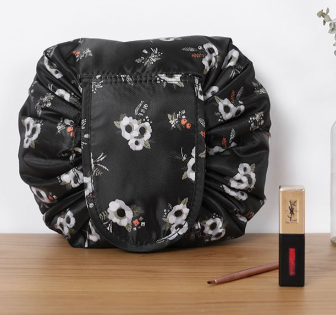 Damen Kosmetiktasche Mit Kordelzug Flach Ausbreiten Zeigt Beauty-Produkt