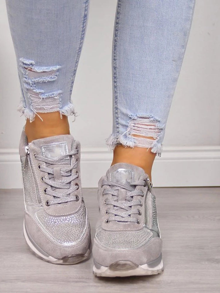 Amore | Damen Sneakers – Herzförmiges Detail, Soft-Padding
