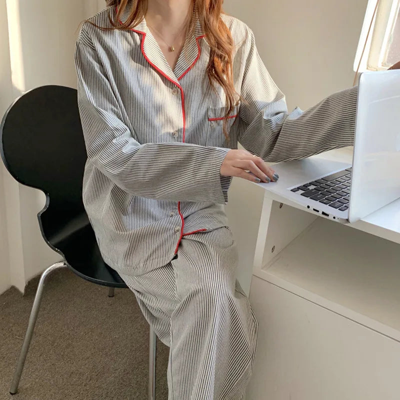 Damen Pyjama-Set Gestreift – Knopfleiste & Paspelierung