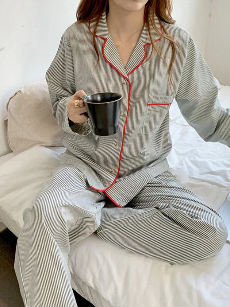 Damen Pyjama-Set Gestreift – Knopfleiste & Paspelierung