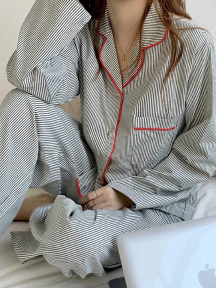 Damen Pyjama-Set Gestreift – Knopfleiste & Paspelierung